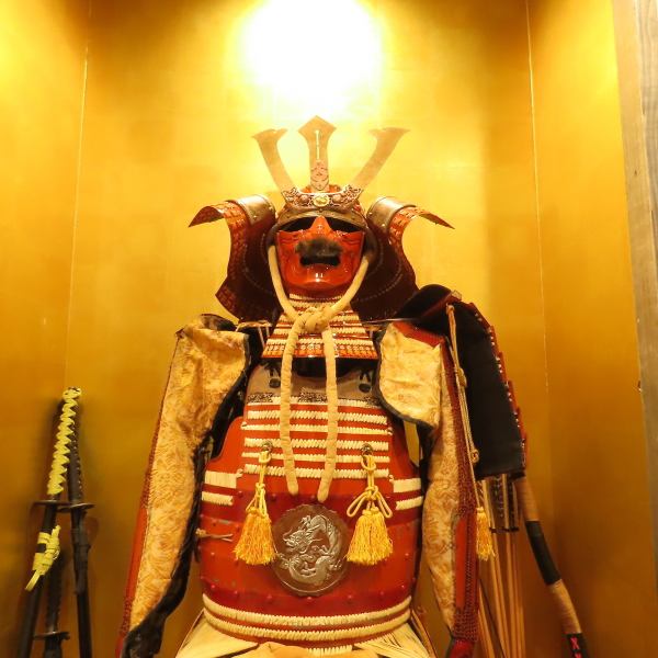 店内には、忍者の雰囲気漂う装飾がたくさん！迫力のある甲冑も飾っております。是非店内の雰囲気も味わいながら、スープカレーをお楽しみください。