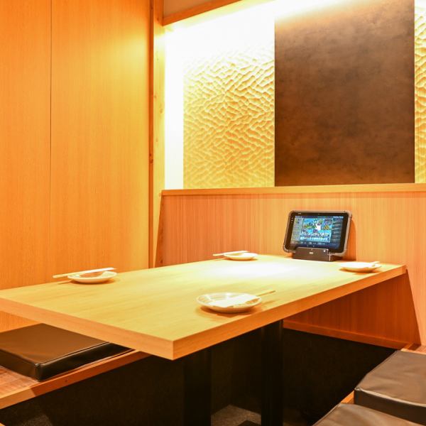 2名～100名様まで少人数から大人数まで気兼ねなくご宴会をお楽しみいただける個室を各種ご用意！喫煙可能！照明が優しく照らすシックで落ち着いた雰囲気は、宴会や接待におすすめです！プライベート空間でお過ごしいただけます。