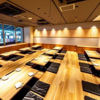 最大100名様まで！広々としたフロアを貸切で満喫！席の移動も楽々出来る広々とした空間は、会社宴会や打ち上げ、同窓会などにぴったりです◎貸切条件：30名様以上（詳しくはお問い合わせください）