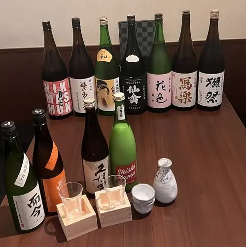 精選上等日本清酒，佐以肉品佳釀。