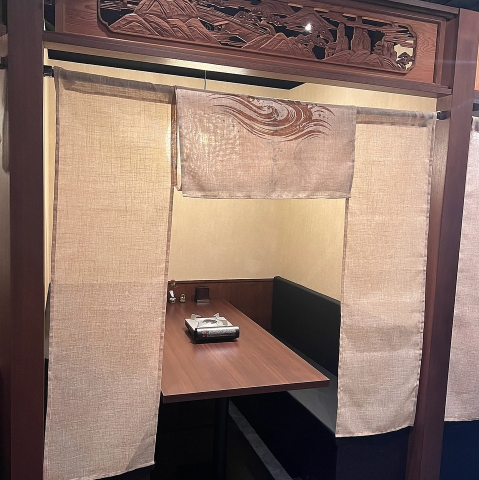 カウンターと個室のみの落ち着いた雰囲気のお店です。