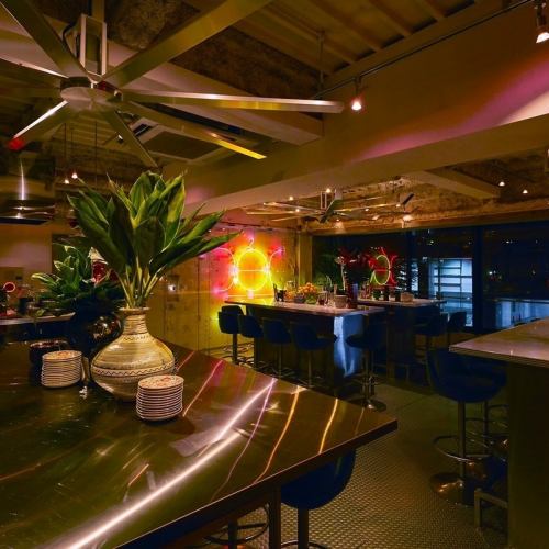 ネオン輝くお洒落な店内