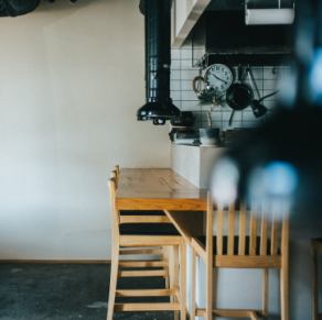 카운터석을 9석 준비하고 있습니다.각 자리에 덕트도 붙어있어 불고기 독특한 냄새도 신경이 쓰이지 않습니다.