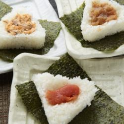 Onigiri (salmon/plum)