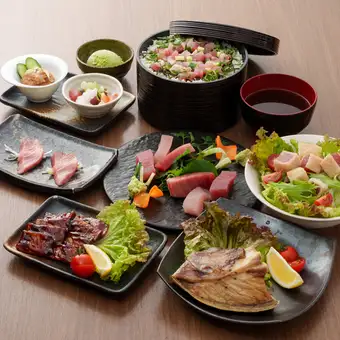 【含3小时畅饮】8道菜,包括新鲜刺身、蓝鳍金枪鱼拼盘、炭烤萨摩鸡,含“云海”清酒,原价4890日元 ⇒ 现价4000日元
