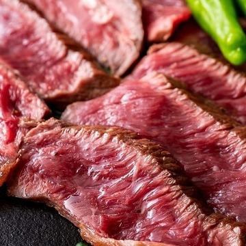 除了海鲜之外，我们还有牛舌、牛排等肉类的全套菜单！