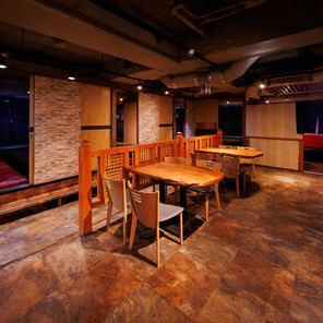 The spacious interior is perfect for private parties! Remove the door to create a spacious space to your liking.