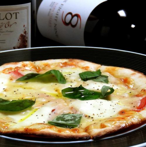 お酒と相性抜群♪本格イタリアン絶品Pizzaマルゲリータ　1050円(税込)