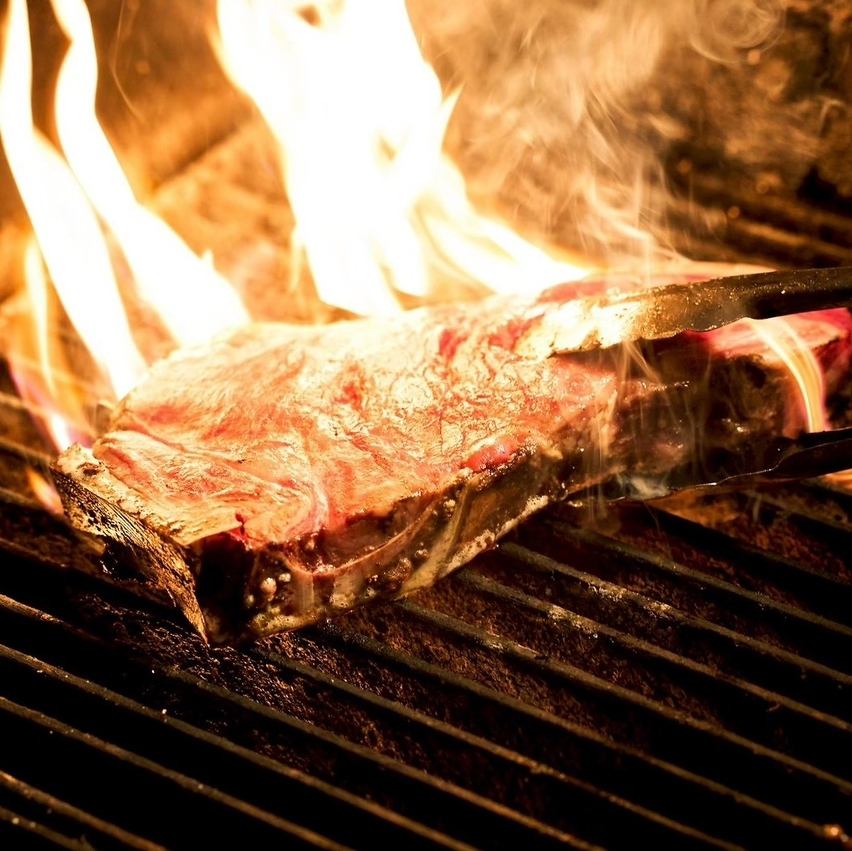 豪快に炭火で焼き上げた厳選の国産ドライエイジングビーフや、有機野菜を使用した前菜