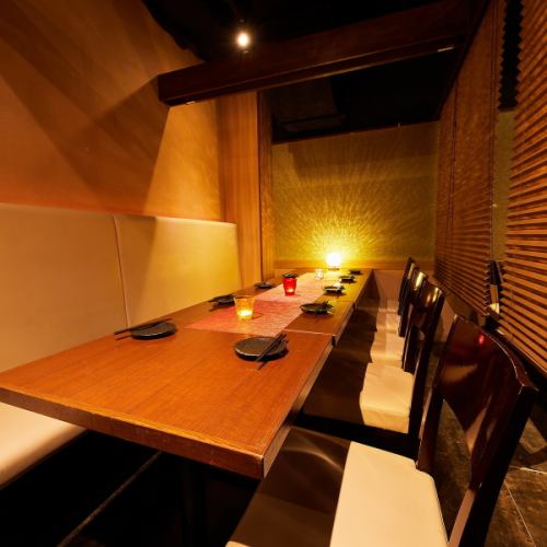 <p>The interior of the store features spacious dining chairs and sofas.From the moment you enter, the extraordinary space surrounded by warm colors will expand ♪ The group private room with partitions is the best place to relax and enjoy all-you-can-eat and drink!</p>