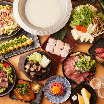 宴会シーズンにもピッタリ！極上の和牛もつ鍋や和牛サーロインのすき焼きをご堪能ください！ゆったりとしたダイニングチェアやソファが魅力の店内。入った瞬間から、暖色が包む非日常空間が広がります♪仕切りを設けた団体個室はゆったりと食べ放題＆飲み放題を楽しむのにベスト！