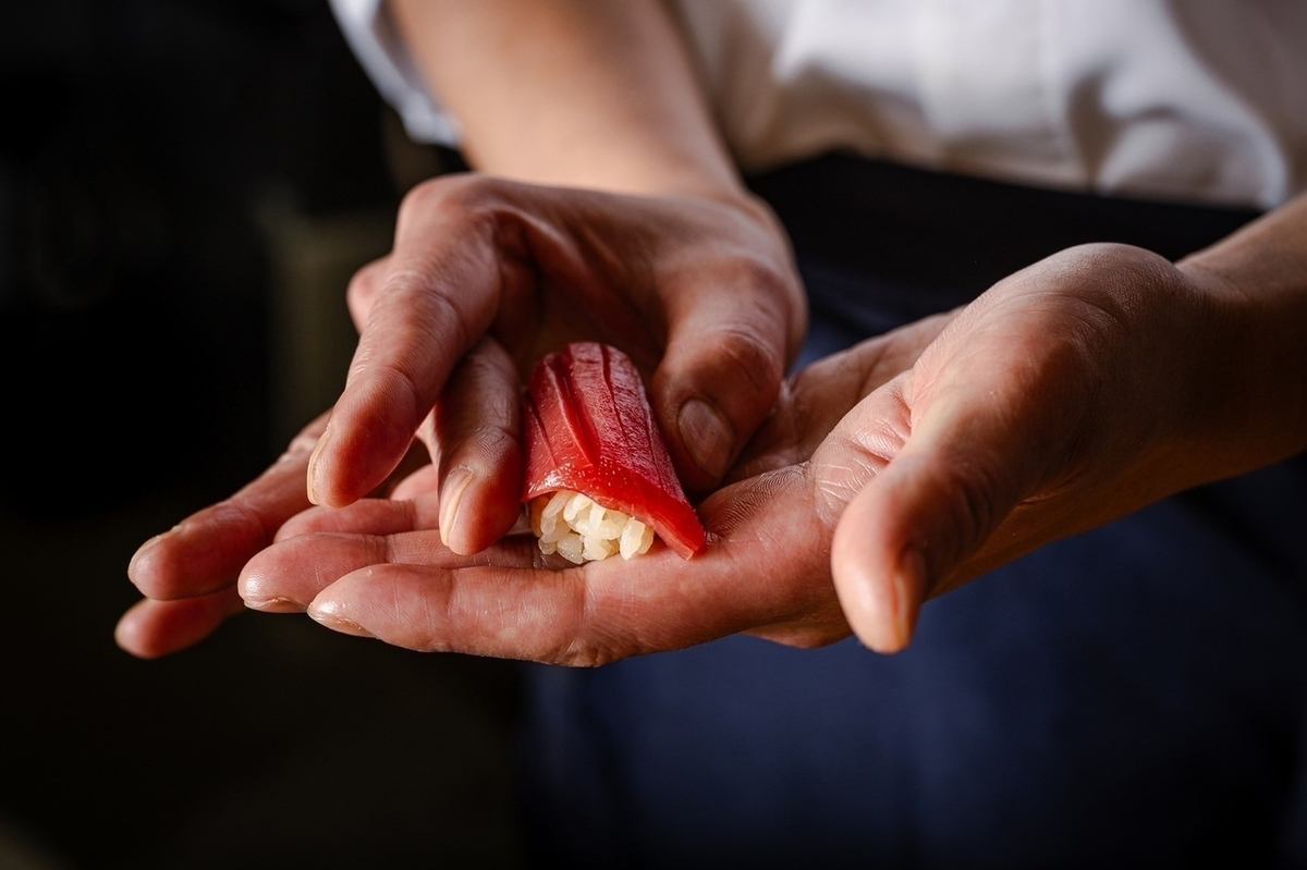─食材をひとつひとつ理解し、目で見て、舌で味わう…素材を存分に愉しむなら、鮨─