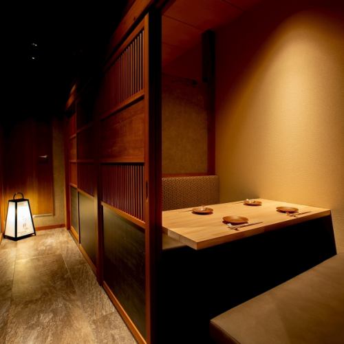 <p>洗練された個室は、プライベートな時間を重視する方に最適。旬の鮨を味わいながら、落ち着いた雰囲気で会話を楽しめます。接待や家族の記念日など、特別な場面をより華やかに彩る上質な空間です。</p>