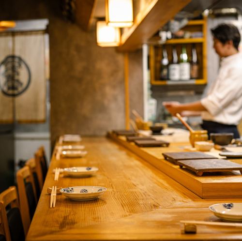 <p>ちょっと大人のデートや接待、お一人でゆっくり飲みたい、そんなときにオススメなカウンター席。 しっかりとしたカウンター席ではありながらもどこかほっとするようなアットホームな雰囲気がお楽しみいただけます。 お鮨の好みから他愛もない話まで、カウンター越しに大将との会話も弾むはず。</p>