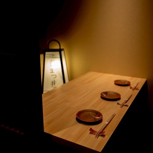 <p>落ち着いた雰囲気の中で、大切な方を招いたお食事や接待、会食に最適な空間をご提供します。プライバシーが守られた個室は、周囲を気にせずリラックスしてお過ごしいただけるため、大切な会話やビジネスの話し合いもスムーズに進みます。</p>