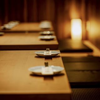 洗練された個室は、プライベートな時間を重視する方に最適。旬の鮨を味わいながら、落ち着いた雰囲気で会話を楽しめます。接待や家族の記念日など、特別な場面をより華やかに彩る上質な空間です。