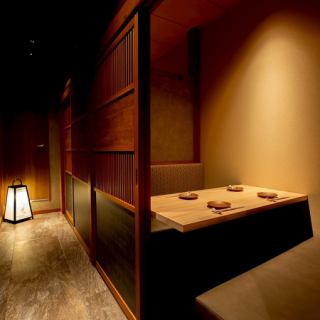 。プライベート感が大切にされたこの空間は、大切な方とのお食事や接待、会食に最適です。人数に応じて柔軟に調整可能ですので、特別な日やお祝い事にもご利用いただけます。