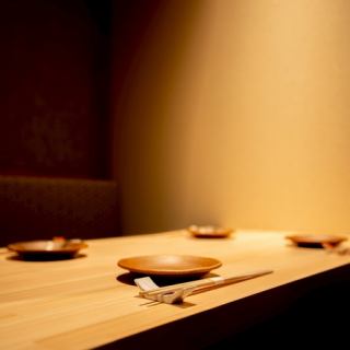 高級感あふれる和みの空間で寿司会席料理を味わう。職人の手仕事が加えられた寿司や季節料理をいただきながら、食材から四季を味わうことができます。そのためメニューは季節により変わる旬の食材を提供いたします。この瞬間だけしか味わえない旬の味をご堪能ください。