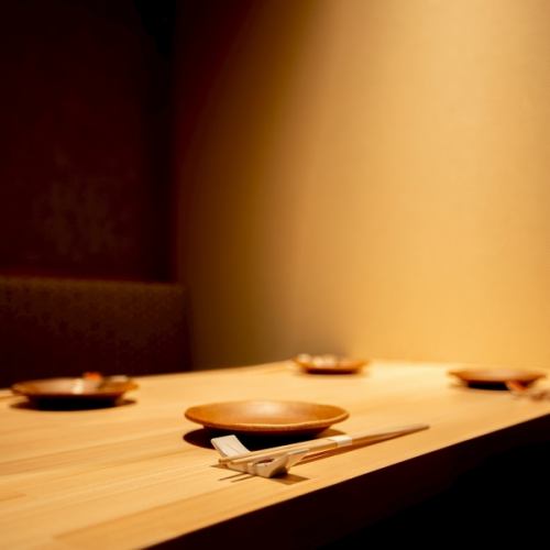 高級感あふれる和みの空間で寿司会席料理を味わう。職人の手仕事が加えられた寿司や季節料理をいただきながら、食材から四季を味わうことができます。そのためメニューは季節により変わる旬の食材を提供いたします。この瞬間だけしか味わえない旬の味をご堪能ください。
