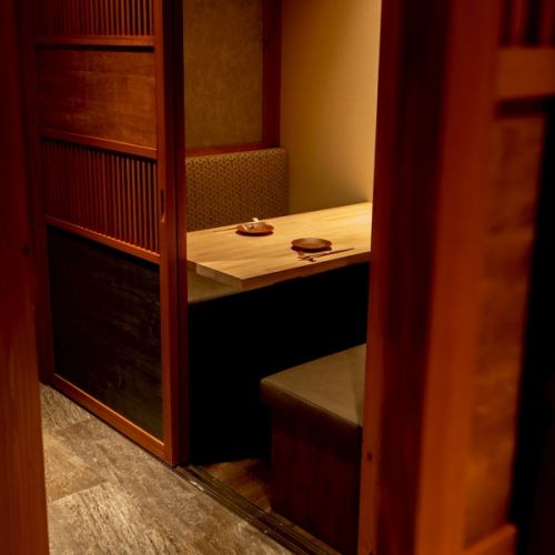 高級感ある内装に大人の上質な雰囲気が漂います。接待や会食などビジネスの場面や縁談など、大切なお客さまをしっかりおもてなしするなら鮨まつ井にお任せください。