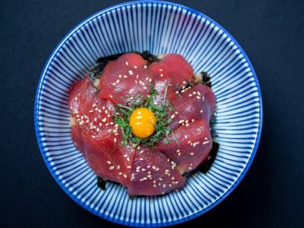 月曜日－金曜日のランチ限定●本マグロの赤身　マグロ漬け丼 1000円-赤だし・小鉢付-