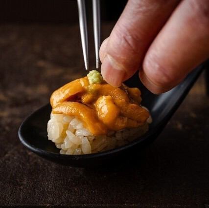 最高級のネタと手間のかかる本格赤酢の江戸前寿司。職人技冴える自慢の絶品鮨をご堪能いただけます