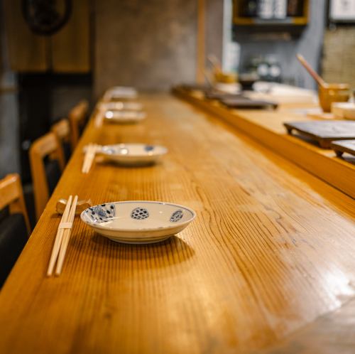 カウンターは全6席ご用意がございます。お一人様でもお気軽にご来店ください。