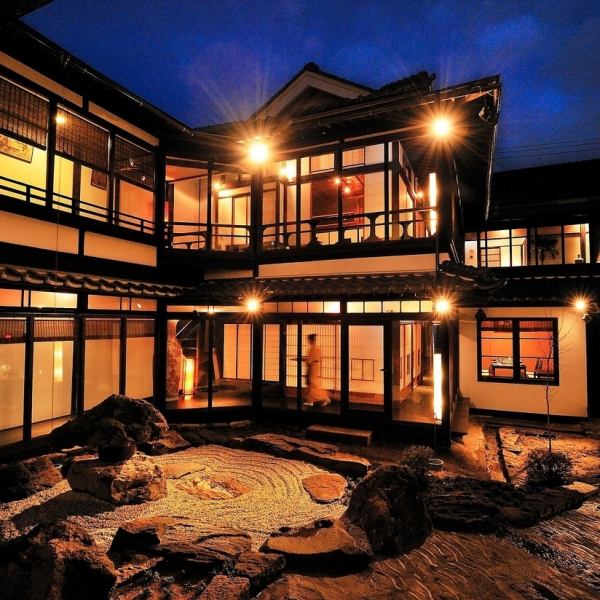 風情溢れる木の温もりを感じながら、ゆったりとした時間が流れ、お食事の時間を過ごしていただくため、テーブル個室をご用意しております。また、お一人様でも、お仲間とのお集まりにも最適です。ご家族でのご夕食や、ご友人とのお集りにぜひご来店してくださいませ。