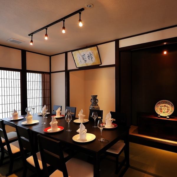 “和の雰囲気漂う店内は、デートや女子会にぴったりな空間となっております。お食事はもちろん、お酒を飲みながらのお時間をゆっくりとお楽しみください。また、20名様からの貸切も可能ですので気軽にご相談下さい。