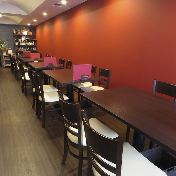 広々としたテーブル席は、ランチにもディナーにも使いやすい。明るく開放的な店内は、ＯＬさんや会社員はもちろん、接待にも使える落ち着きの空間。