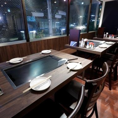 Table seats that are popular with families.Even those with children can enjoy their meals with peace of mind.The stylish interior that you can't think of as a monjayaki restaurant ♪ Customers who make their debut with monja are also relieved, and employees can bake if you tell us.