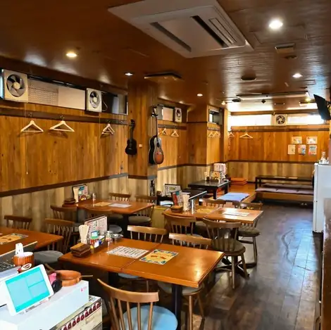 活気あふれる店内!明るい雰囲気の店内は、気軽に立ち寄りやすく、会社帰りのサク飲みにもオススメ♪