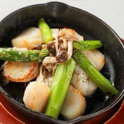Garlic sauteed scallops and asparagus