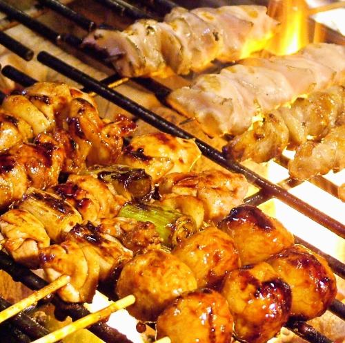 [You can taste authentic charcoal-grilled yakitori at a reasonable price]