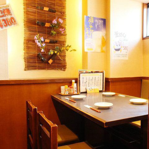 [Recommended for 8 to 10 people♪] There are 2 tables for 2 people and 2 tables for 4 people ♪ The table seats are perfect for girls' parties or private drinking parties ♪ Individuals are welcome to sit at the counter.We also often have solo female customers ♪ Please feel free to visit us ★