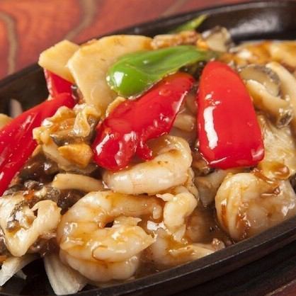 Stir-fried 3 types of seafood with XO sauce