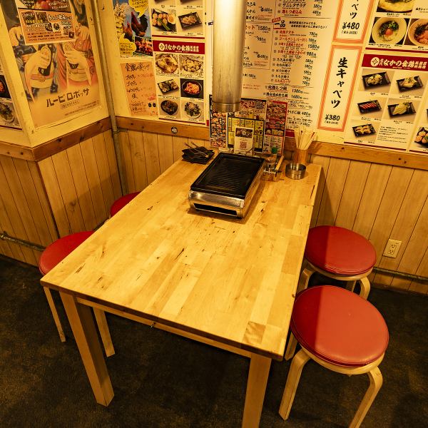 【2名～6名様テーブルまで♪】2～6名様テーブルがあり、テーブルレイアウトは自由自在です♪少人数の宴会も大歓迎です！卓上にコンロがあり、ご自分で焼く焼肉スタイル♪十三でのご宴会は、なかの食鶏で鶏焼肉を★（居酒屋/焼き肉/焼肉/もつ鍋/飲み放題/宴会/歓送迎会/送別会/貸切/焼き鳥/焼鳥/チーズ/チーズフォンデュ）