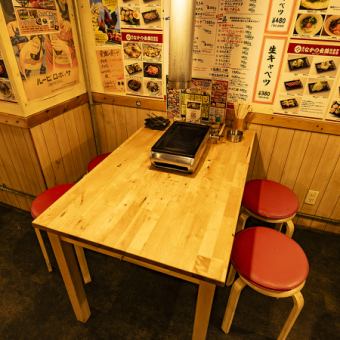 4名様テーブルが7卓ございます。十三周辺での仲間との飲み会、打ち上げ、会社宴会、忘年会、新年会、歓送迎会など、お気軽にご相談下さいませ！