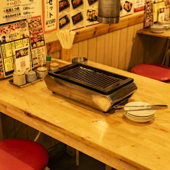 4名様テーブルが7卓ございます。十三周辺での仲間との飲み会、打ち上げ、会社宴会、忘年会、新年会、歓送迎会など、お気軽にご相談下さいませ！