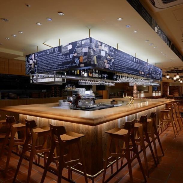 The stylish counter seats can be used as a cafe at lunch time and as a bar at dinner time ♪ It is a spacious seat that can be used by one person or on a date ☆ * Currently counter seats to prevent infectious diseases Is unavailable.