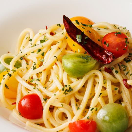 【パスタコース】フリット盛り、若鶏の香草焼き等全6品＝税込4980円。