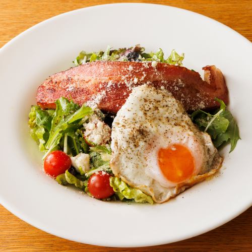 Luxurious Caesar salad with grilled bacon and 10 toppings