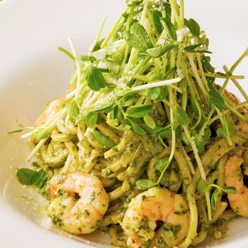 Shrimp and pea sprouts pesto