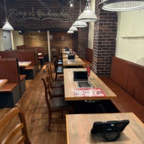 【店內裝飾著像攤位一樣的燈籠♪】有桌椅座位◎學生聚會也請放心光臨！這裡是充滿歡笑的熱鬧餐廳◎