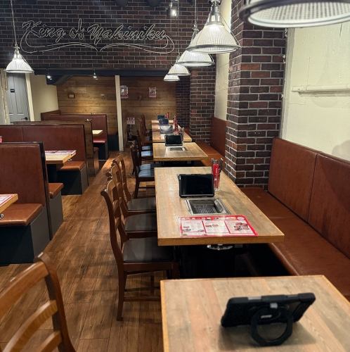 【店內裝飾著像攤位一樣的燈籠♪】有桌椅座位◎學生聚會也請放心光臨！這裡是充滿歡笑的熱鬧餐廳◎