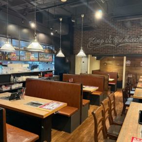【距離木場站步行5分鐘】設有桌椅座位。地理位置優越，靠近車站，方便聚會或散會。無論是臨時聚會、下班後小酌，還是家庭聚會，都非常適合！