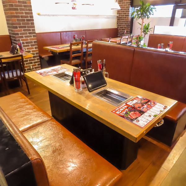 【毎日11:00～営業！ランチタイム◎】清潔感のあるテーブル席を完備！屋台風の提灯が飾られたデザインが、楽しいひとときを演出します♪また、11時から営業しているので、昼間から仲間とともに美味しい焼肉を堪能できます☆特選和牛や豊富なサイドメニューが揃っているので、ランチのひと時を贅沢にお過ごしいただけます◎