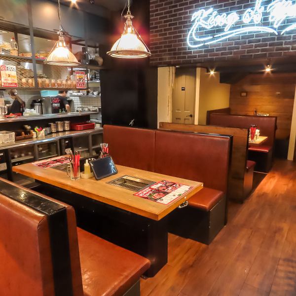 【明るい雰囲気でいっぱいの開放感あふれる店内◎】賑やかな音と笑い声が響く、活気にあふれた雰囲気の中で気軽に焼肉を楽しめるお店です！提灯が飾られた屋台スタイルのデザインが、まるでお祭りにいるかのような気分に♪学生さんのお集まりや、仕事帰り、お子様連れの方など、幅広いシーンでご利用ください！