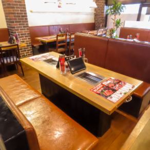 【屋台風の提灯が飾られた店内♪】テーブル席完備◎学生さんのお集まりにも是非ご利用ください！賑やかな音と笑い声が響く、活気あふれたお店です◎