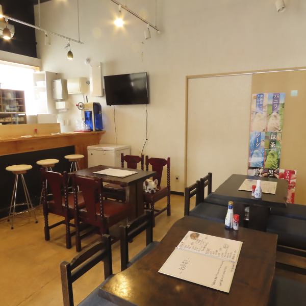 明るくアットホームな雰囲気に包まれた店内には、気さくな若女将と時々現れる看板犬の「ぶうさん」が皆様をお待ちしております♪美味しい料理に美味しいお酒、甘味メニューと楽しい時間をご提供いたします！お酒を飲んで楽しみたい方も、夜カフェとして楽しみたい方も、お1人様～ぜひお気軽にお立ち寄りください♪